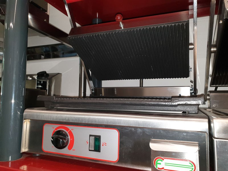 Piastra ghisa media rigata 220-240v 50/60hz 1,73kw MILANTOAST Piastre  Prodotti